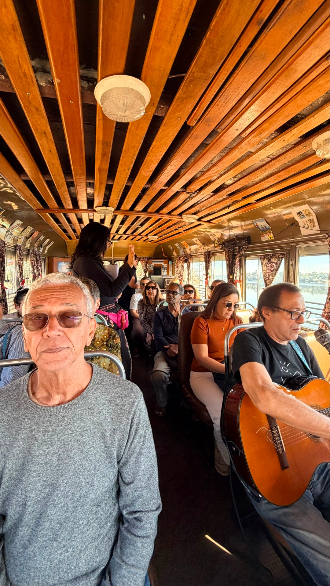 Músico ao vivo na jardineira